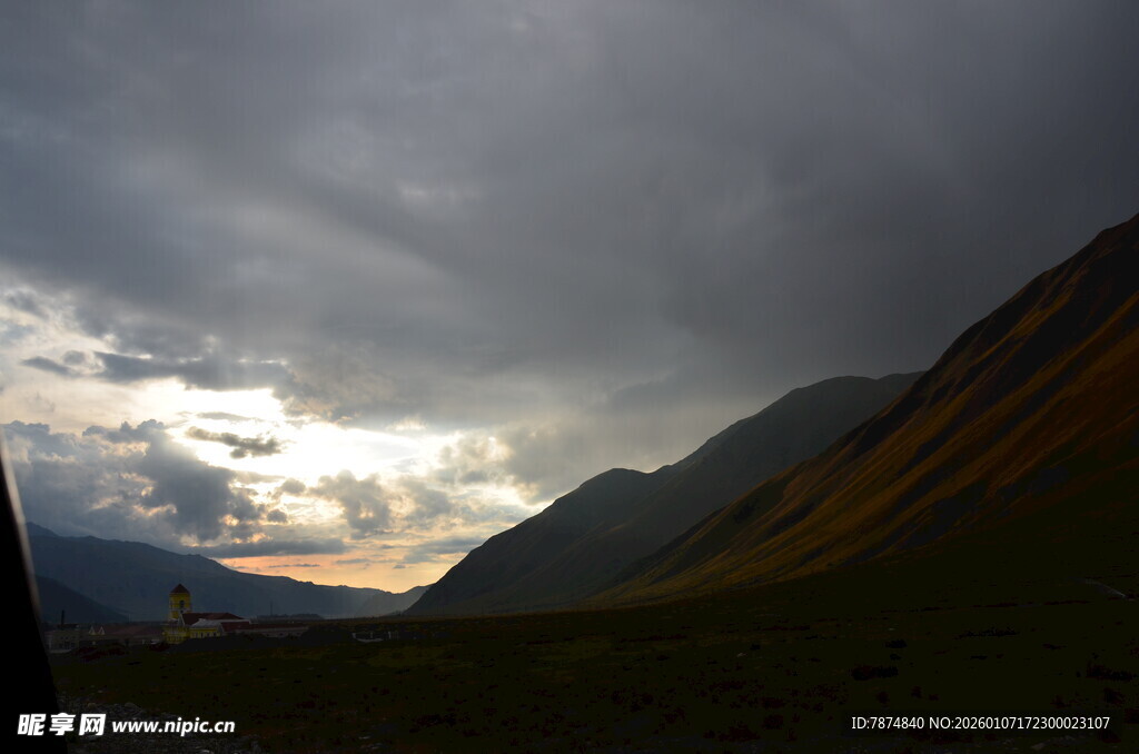 山间暮色中的阴云景象