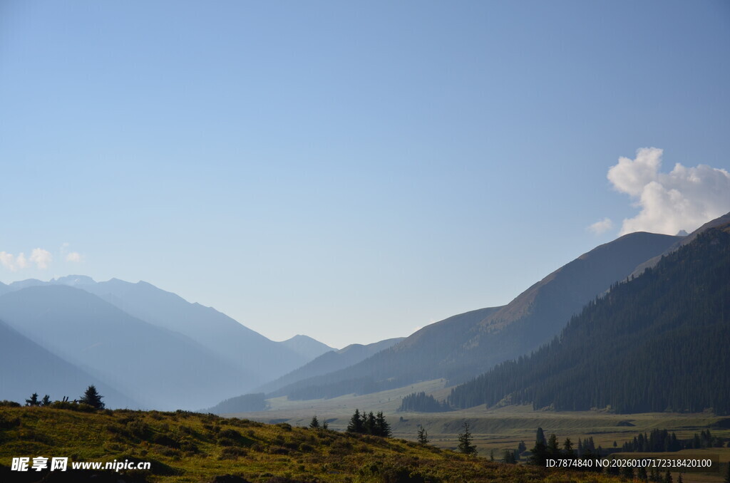 壮丽山景 蓝天白云下的风光