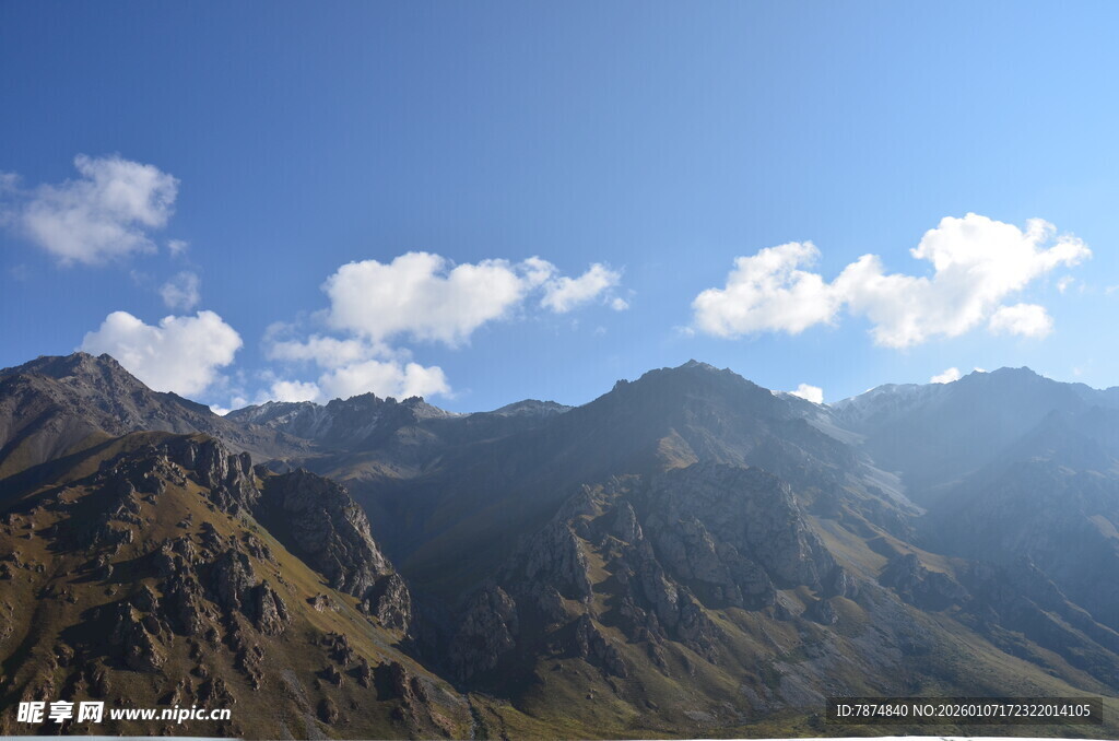 壮丽山景 蓝天白云相伴