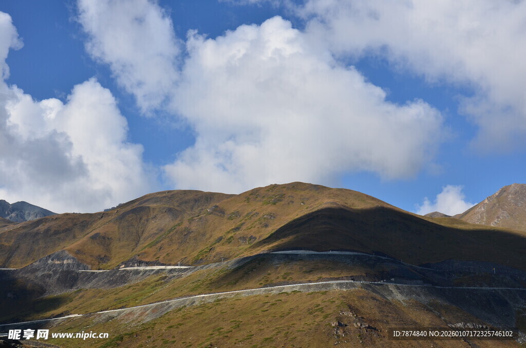 山间公路伴蓝天白云