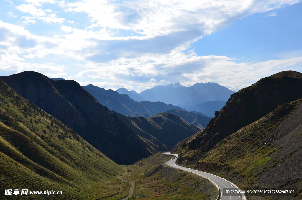 山间蜿蜒公路美景