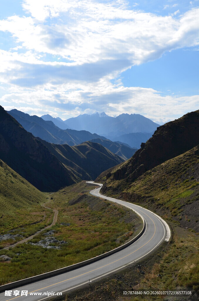 蜿蜒山路穿行于壮美山峦