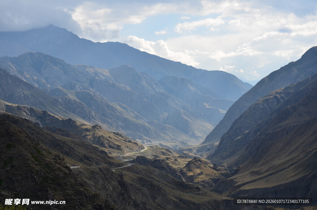 壮丽山谷间的山脉风光