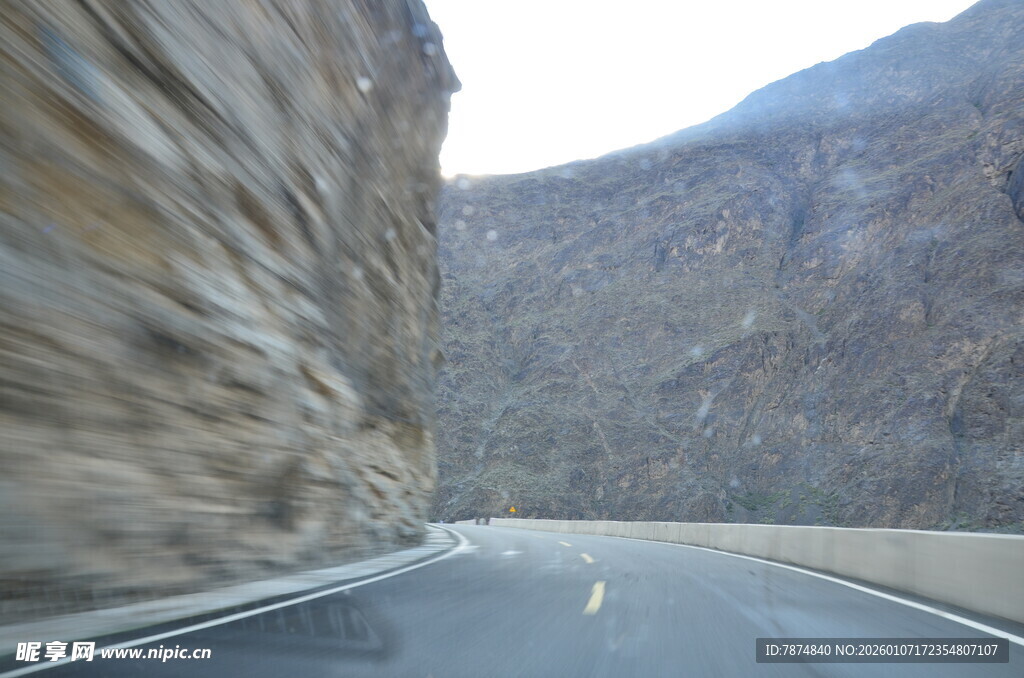 车内视角的山间公路景象