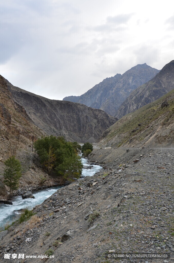 山间溪流伴巍峨山脉