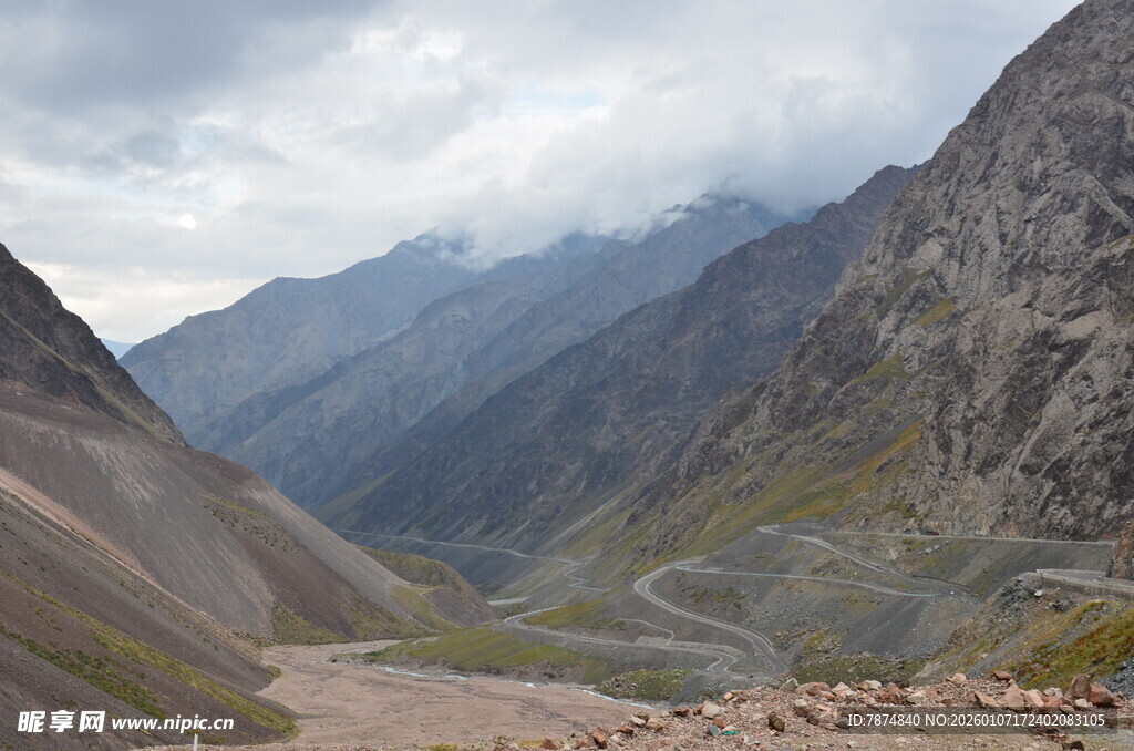 山间蜿蜒公路 壮美风光