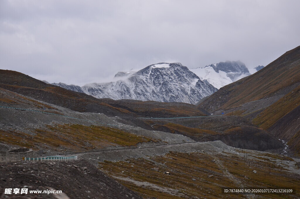 山间雪景 展现自然之美