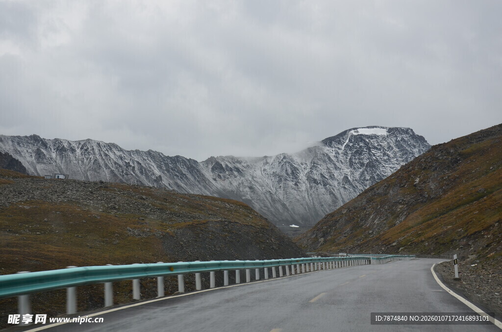 蜿蜒公路旁的雪山景致