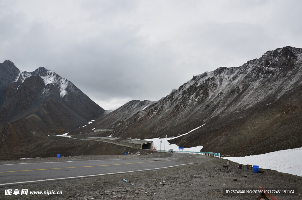 雪山下的开阔道路景观