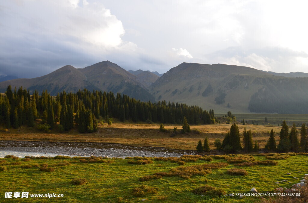 山间草原湖泊自然美景