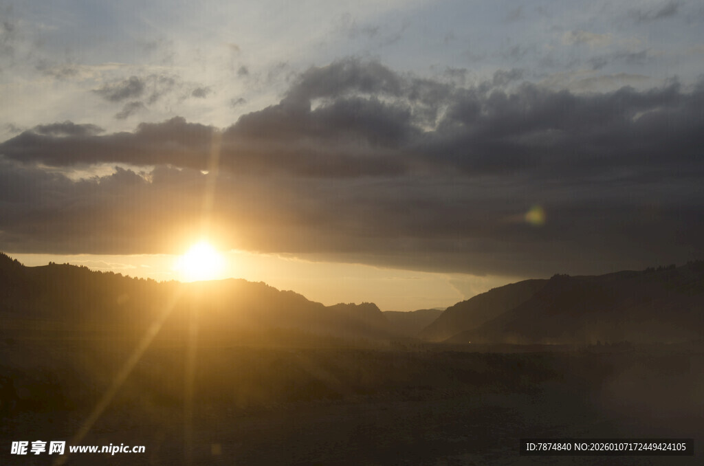 日出时分的壮丽山峦景色