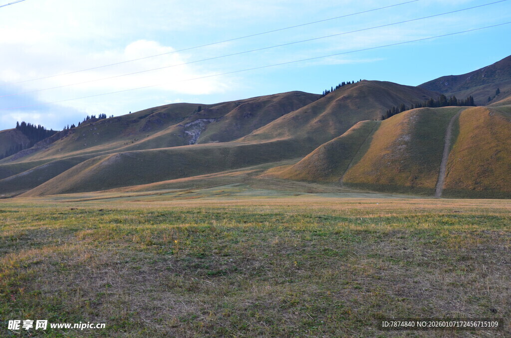 广袤草原与起伏山峦