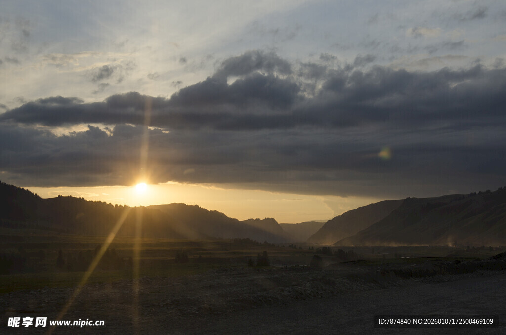 日落时分的壮丽山间景象