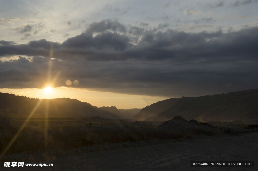 日落时分的壮丽山景