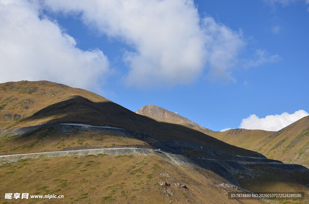 山间公路 蓝天白云相伴