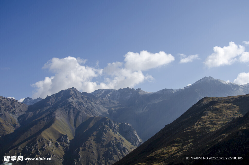 壮丽山景与蓝天云朵