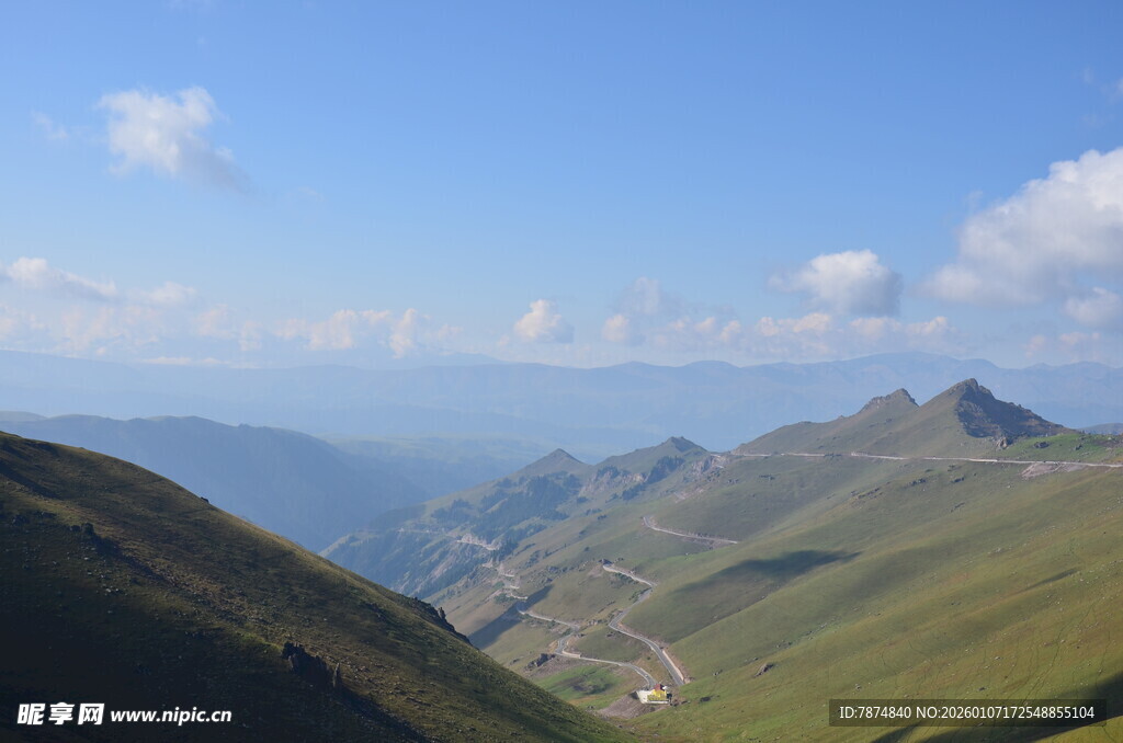 高山美景 蓝天白云下的风光