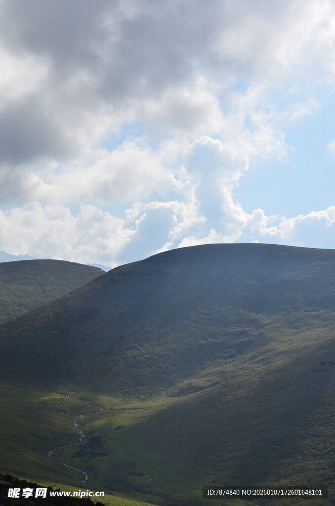 山峦云海间的自然美景