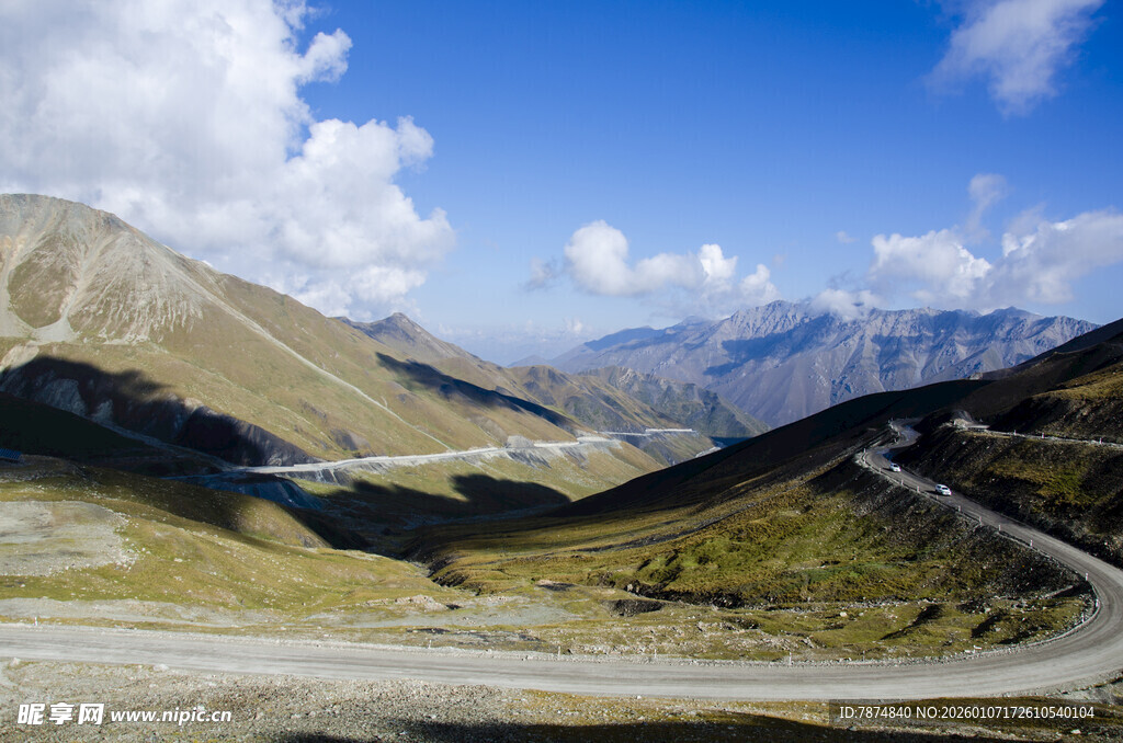山间蜿蜒公路美景