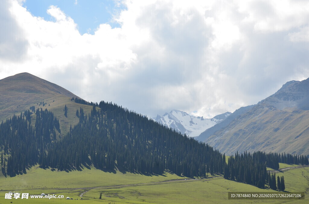 草原山峦间的壮美风光
