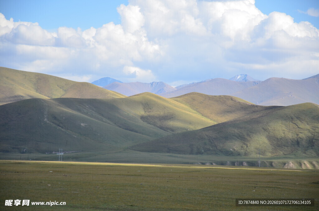 草原山峦间的壮美风光