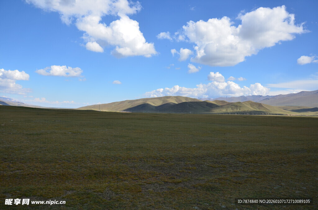 辽阔草原与蓝天白云美景