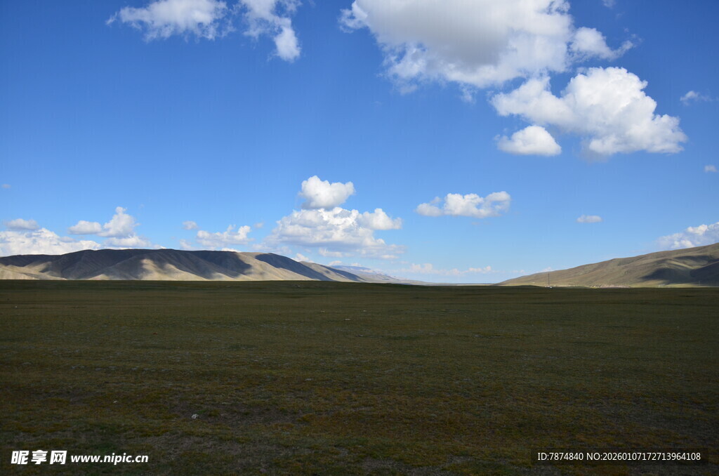 辽阔草原与蓝天白云美景