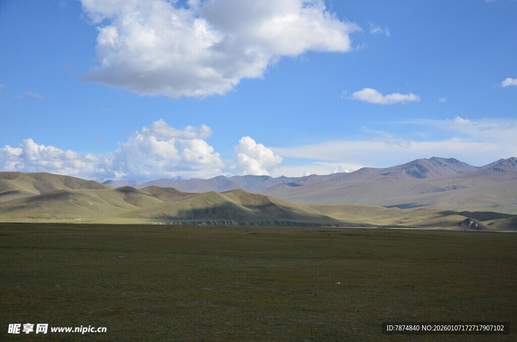 广袤草原与远处山峦景观