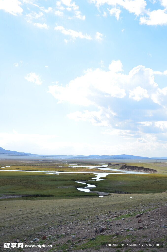 草原蜿蜒河流自然风光