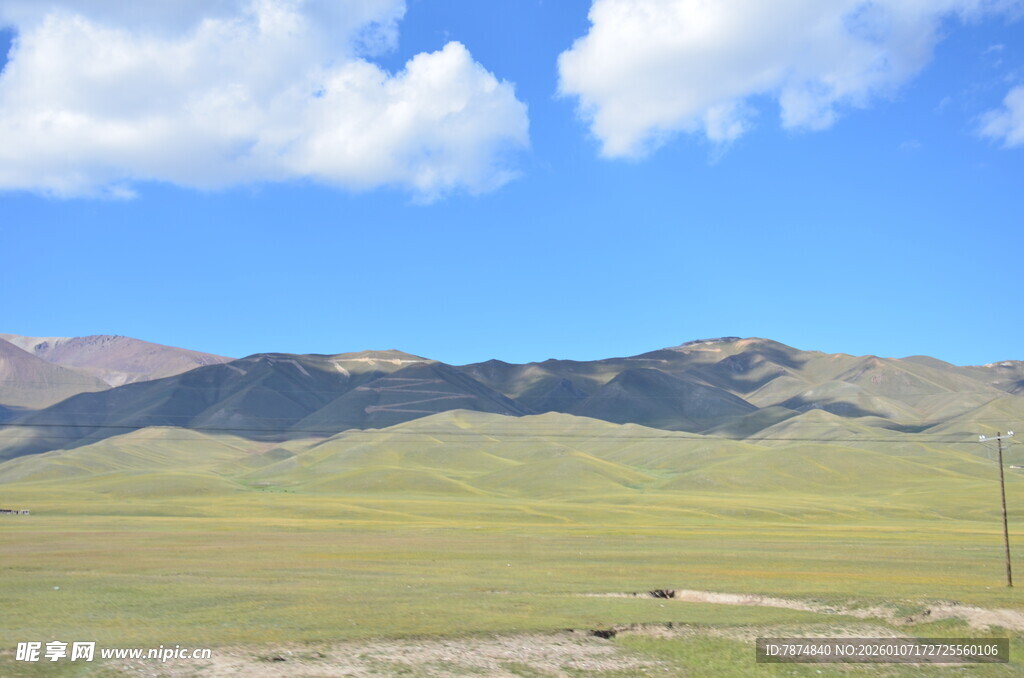 草原山峦蓝天美景