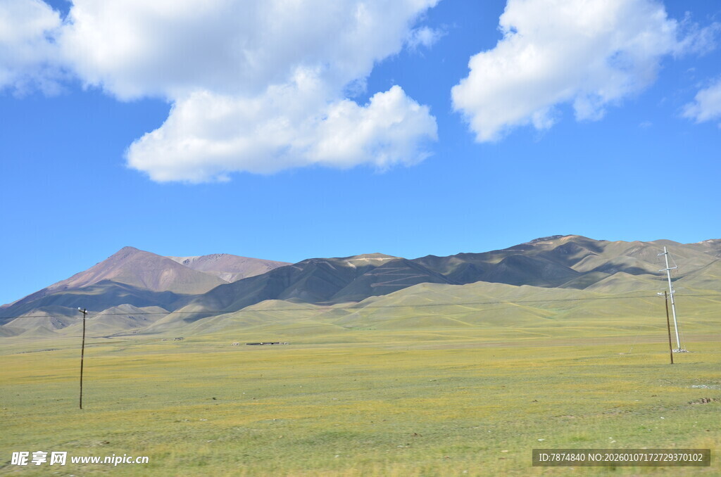 草原蓝天远山风景如画