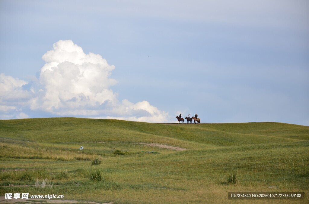 草原上的骑行风景
