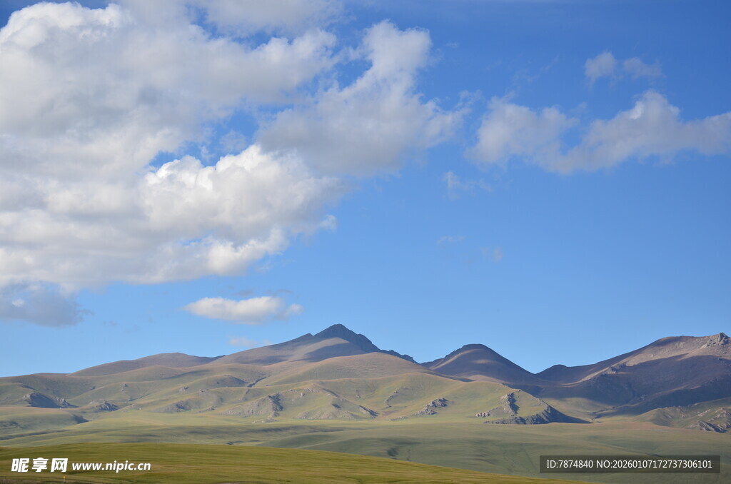 蓝天之下的壮美山峦