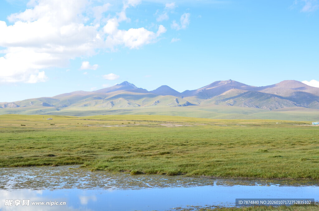 草原湖畔的壮丽山景