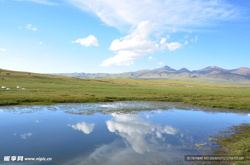 草原湖泊与远山壮丽风光
