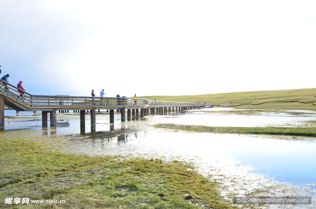湖畔木栈道风景