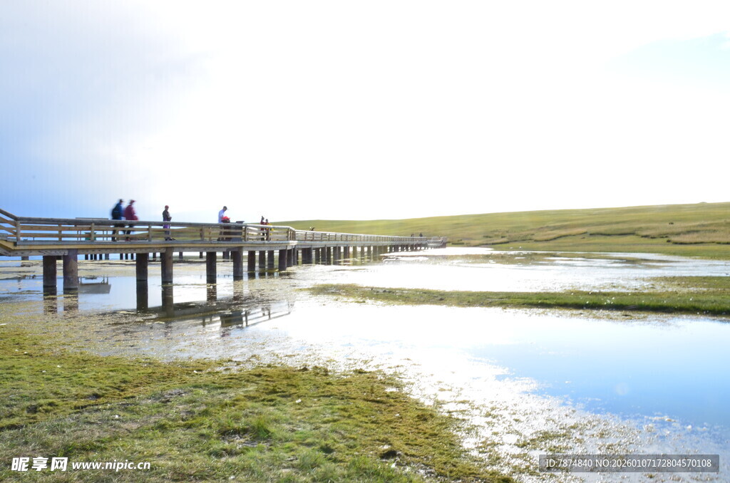 湖畔木栈道风景