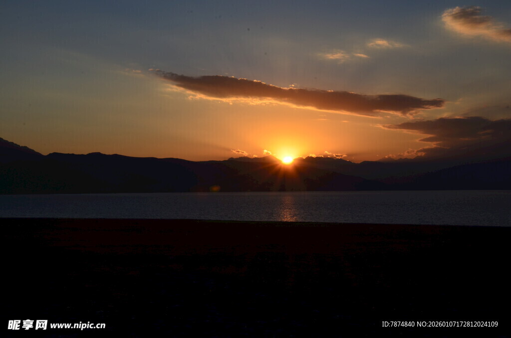 夕阳西下的美丽湖景