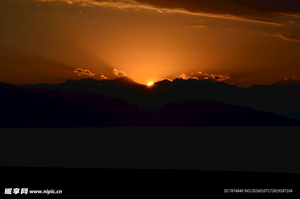 日落时分的壮丽天空景观