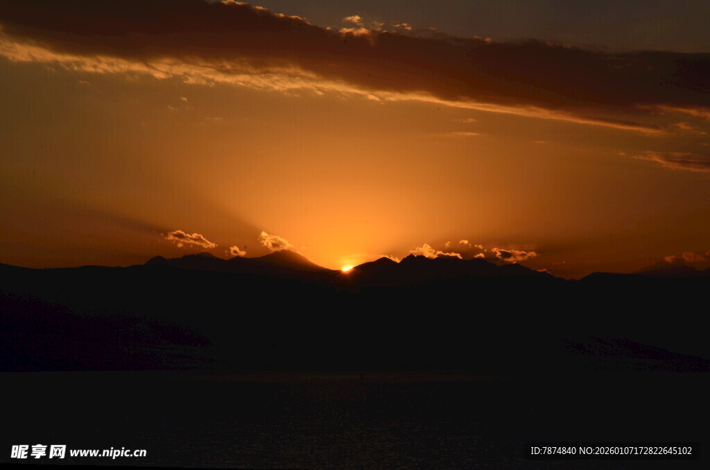 夕阳西下的壮丽天际