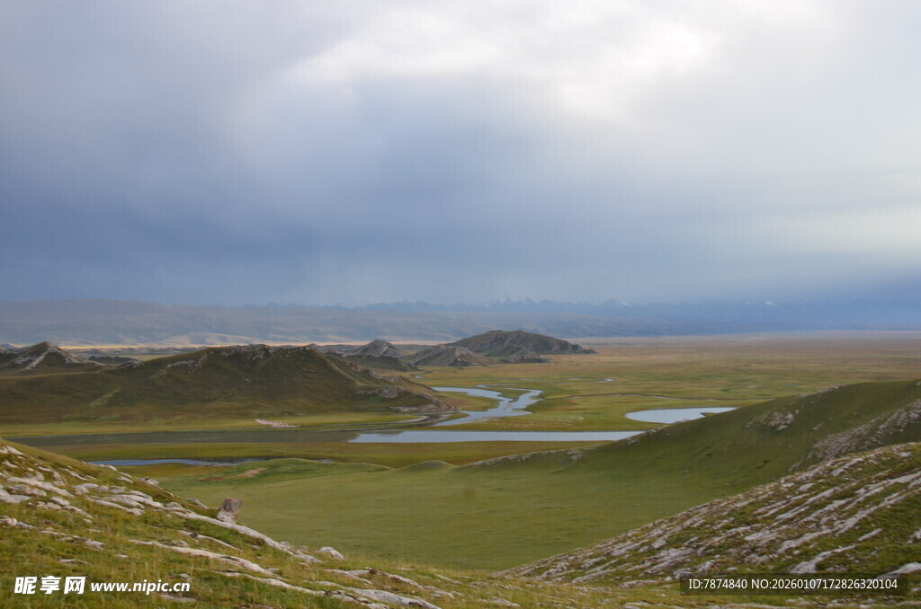 草原河谷壮丽风光