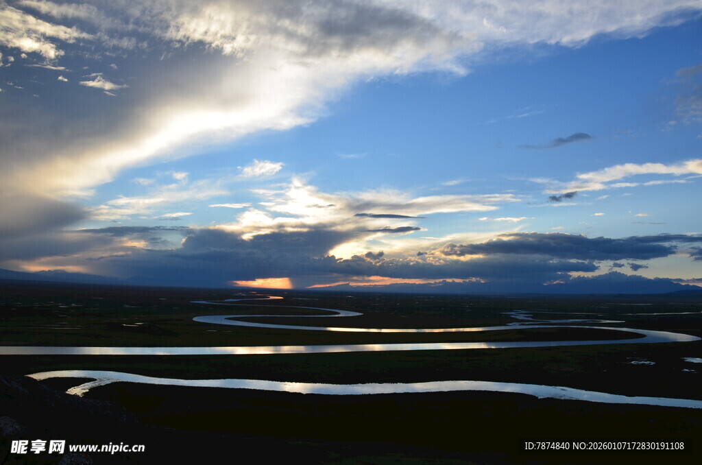 草原河畔壮丽天空美景