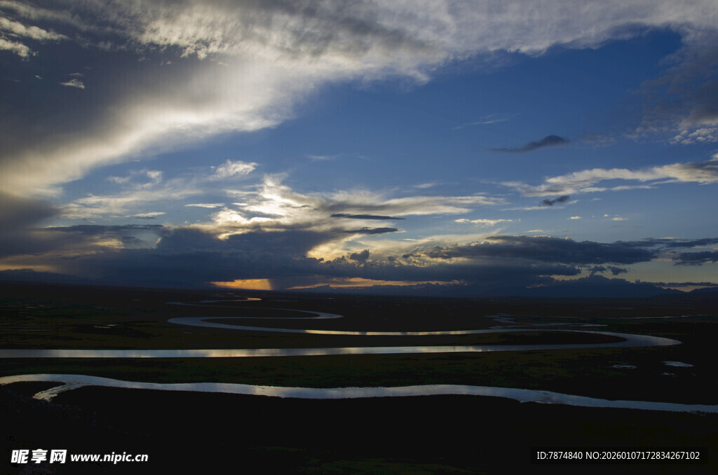 草原河畔日暮美景