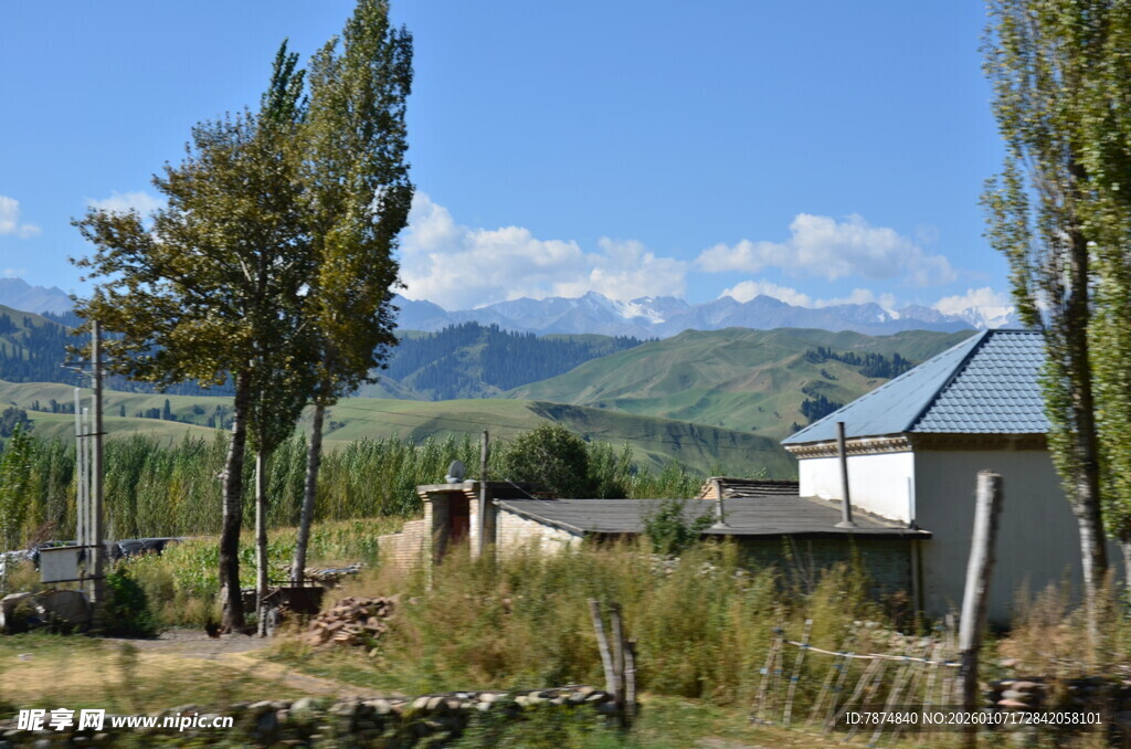 乡村小屋与远处山峦风景
