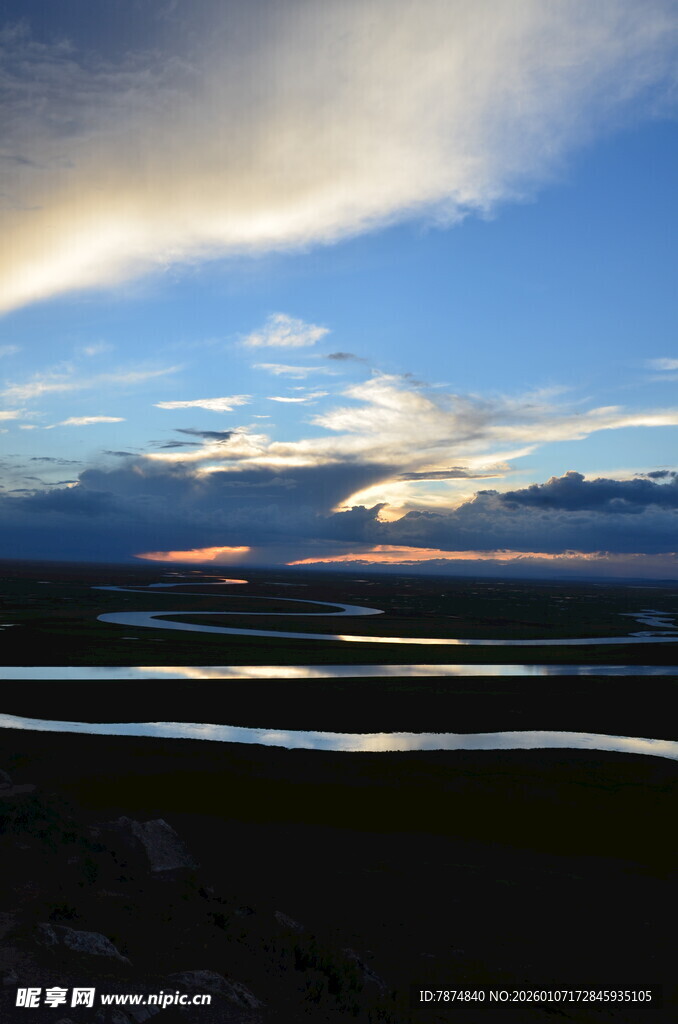 草原河畔的壮丽黄昏景色