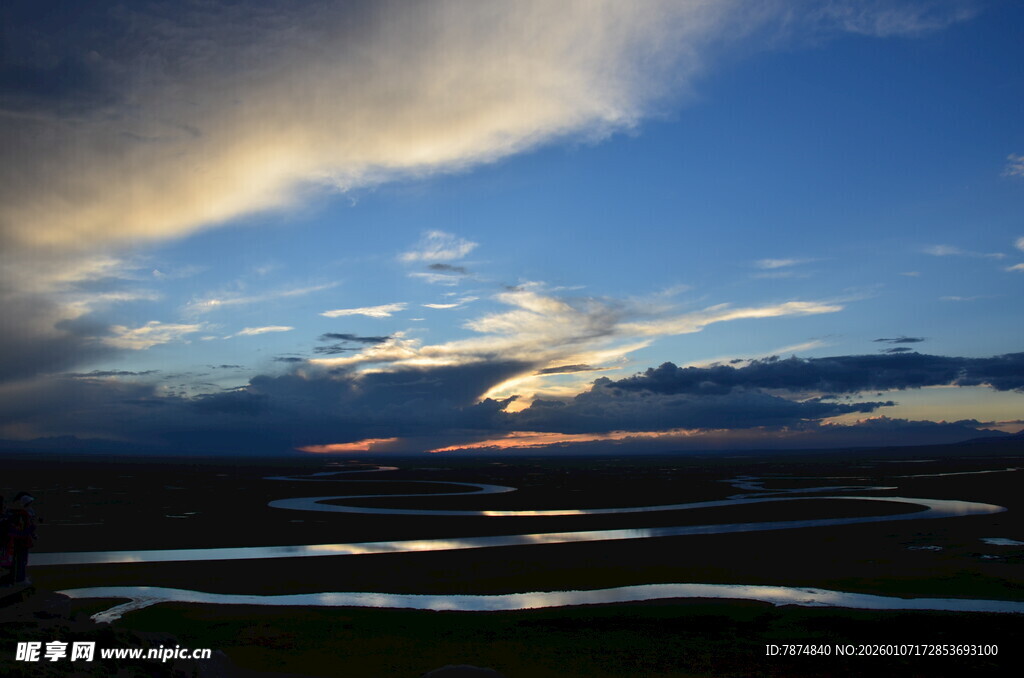 草原河畔壮丽日落景观