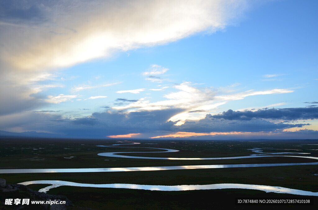 草原河流与壮丽天空景观