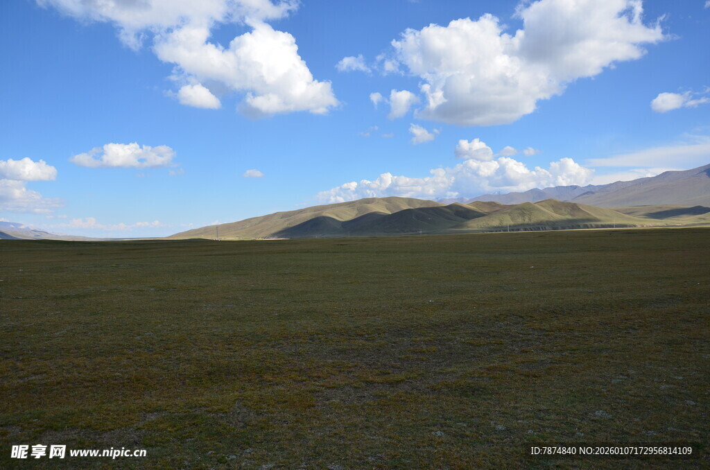 广袤草原与蓝天白云美景