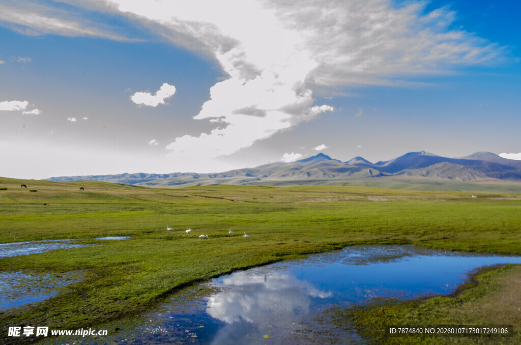草原湖泊与远山美景