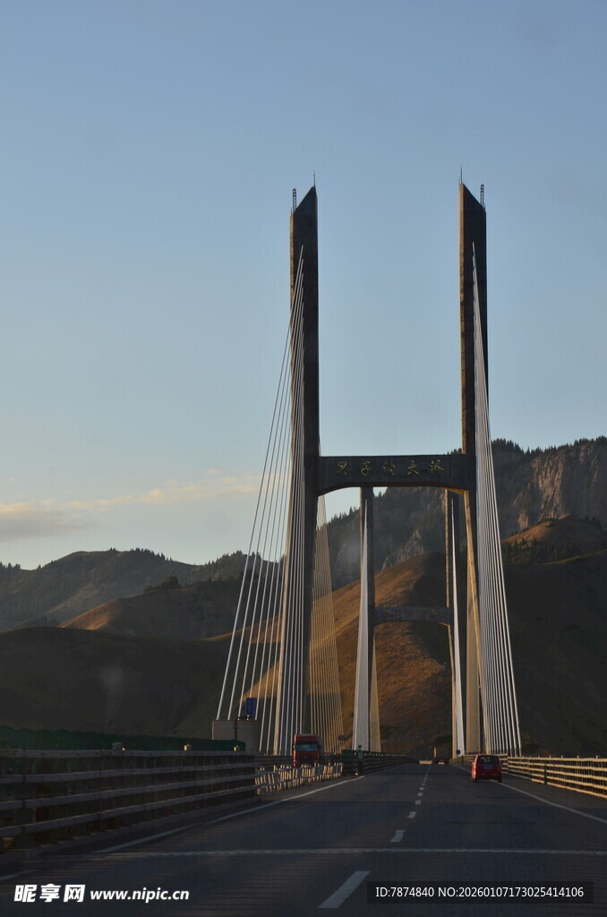 宏伟斜拉桥横跨壮丽山河